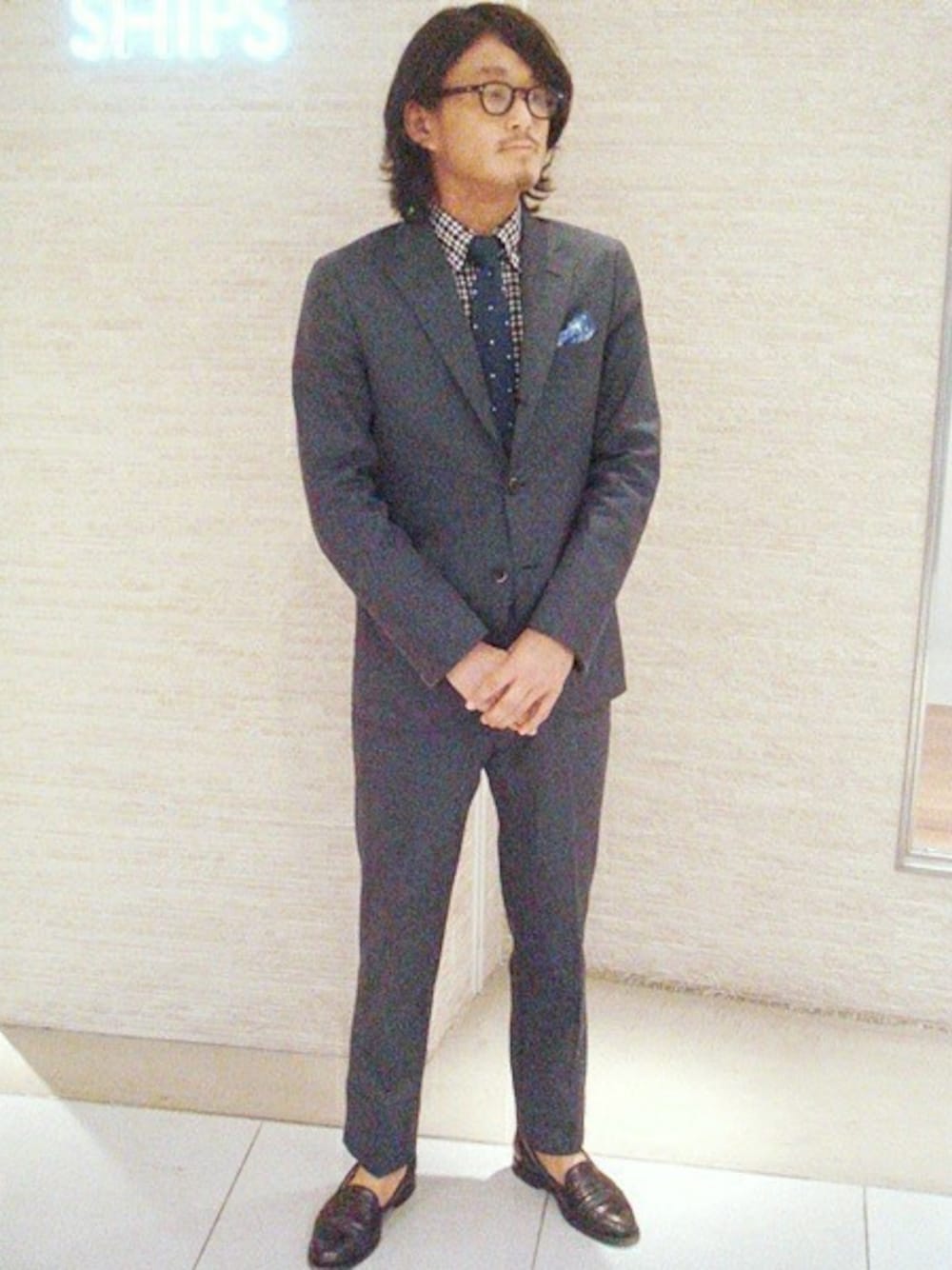 ブルー系のテーラードジャケット、ブルー系のスラックス、ブルー系のネクタイを着用したメンズの春コーディネートの1枚目の写真