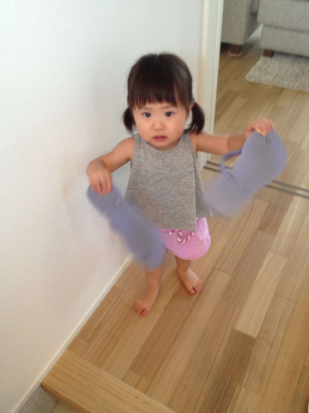 「babyGAPのアイテム（タンクトップ、グレー系）」を使った、serimamaさん（キッズ・80cm）の夏コーディネートの1枚目の写真
