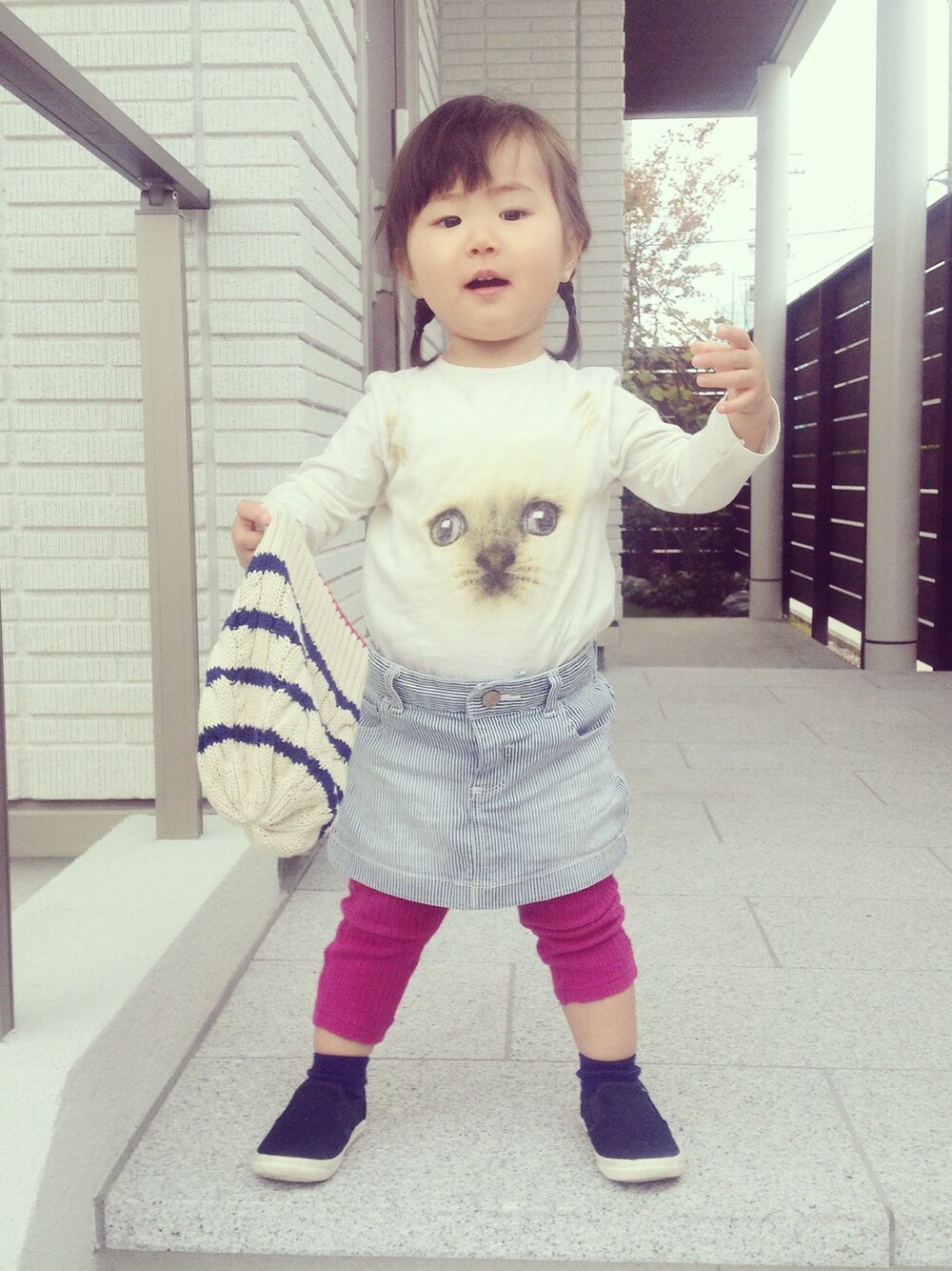 「キッズコーデ、娘コーデ、1歳、猫、ヒッコリー、ニット帽、ボーダー、ZARA、ザラ、オールドネイビー」｜「ZARA KIDSのアイテム（Tシャツ/カットソー、ホワイト系）」を使った、serimamaさん（キッズ・80cm）の夏コーディネートの1枚目の写真