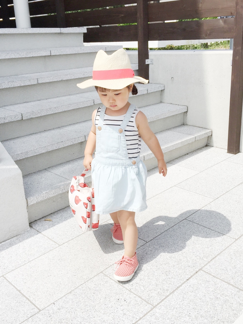 「キッズコーデ、娘コーデ、2歳、ボーダー、ジャンパースカート、ジャンスカ、ザラ、ザラジョ、ZARA、GAP」｜「ZARA KIDSのアイテム（タンクトップ、ホワイト系）」を使った、serimamaさん（キッズ・90cm）の夏コーディネートの1枚目の写真