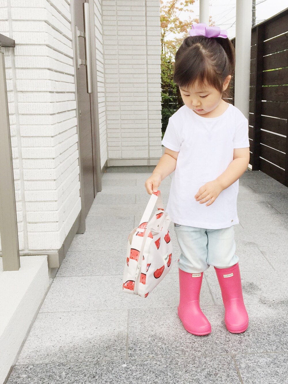 「キッズコーデ、娘コーデ、2歳、雨の日コーデ、HUNTER、レインブーツ、ザラ、オーガニックコットン、ZARA、ハンター」｜「ZARA KIDSのアイテム（Tシャツ/カットソー、ホワイト系）」を使った、serimamaさん（キッズ・90cm）の夏コーディネートの1枚目の写真