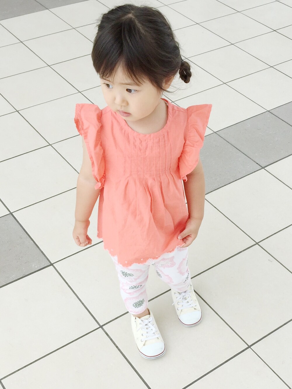 「キッズコーデ、娘コーデ、2歳、オールドネイビー、oldnavy、コンバース、オールスター、converse、オレンジ」｜「OLD NAVYのアイテム（Tシャツ/カットソー、オレンジ系）」を使った、serimamaさん（キッズ・90cm）の夏コーディネートの1枚目の写真