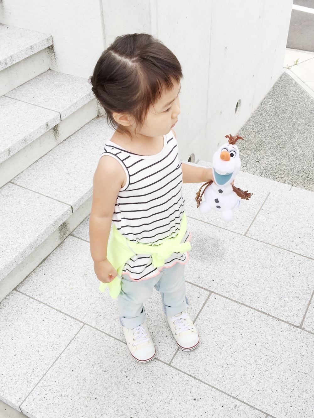 「キッズコーデ、娘コーデ、2歳、ザラ、ZARA、ZARA KIDS、next、コンバース オールスター、オラフ、こしまきスタイル」｜「ZARA KIDSのアイテム（タンクトップ、ホワイト系）」を使った、serimamaさん（キッズ・90cm）の夏コーディネートの1枚目の写真