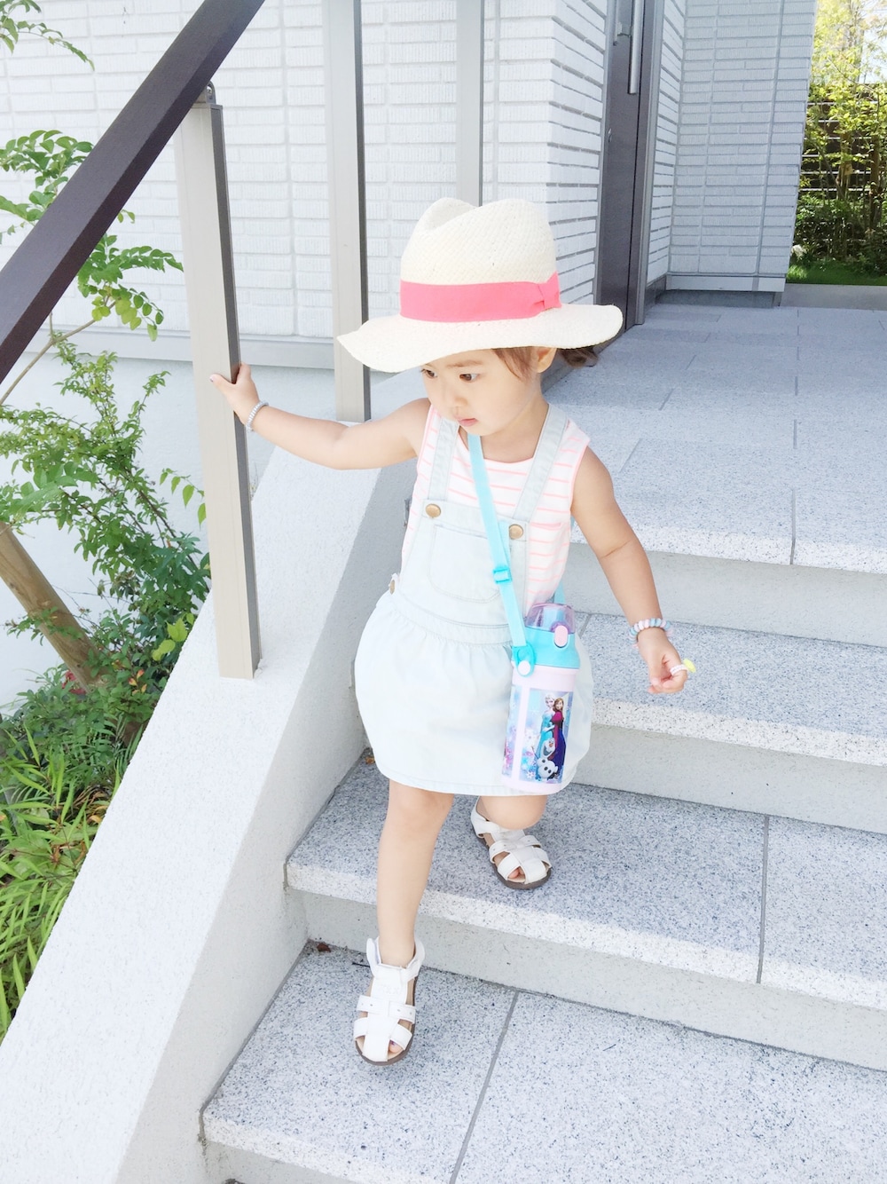 「キッズコーデ、娘コーデ、2歳、ザラ、ZARA、ZARA KIDS、西松屋、GAP、ボーダー、ジャンパースカート」｜「babyGAPのアイテム（ハット、ベージュ系）」を使った、serimamaさん（キッズ・90cm）の夏コーディネートの1枚目の写真