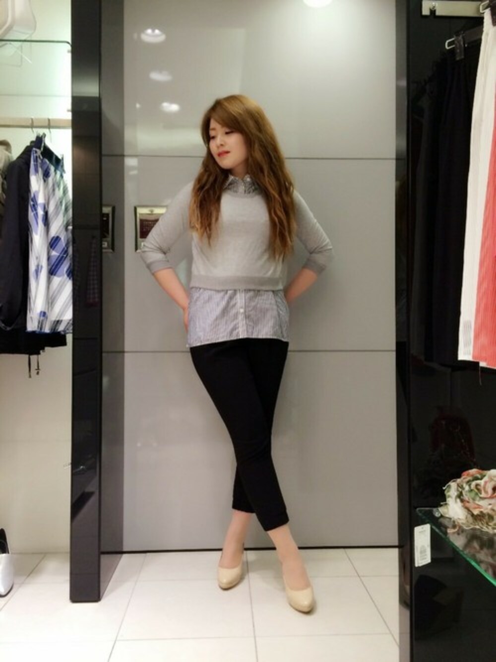 「パンツ、タックパンツ、衿付き、パンツスタイル、衿付きトップス、衿付きニット」｜「VICKYの7分プルオーバー衿ビジューノースリシャツ付アンサンブル（アンサンブル、グレー系）」を使った、yuiさん（レディース・164cm）の春コーディネートの1枚目の写真