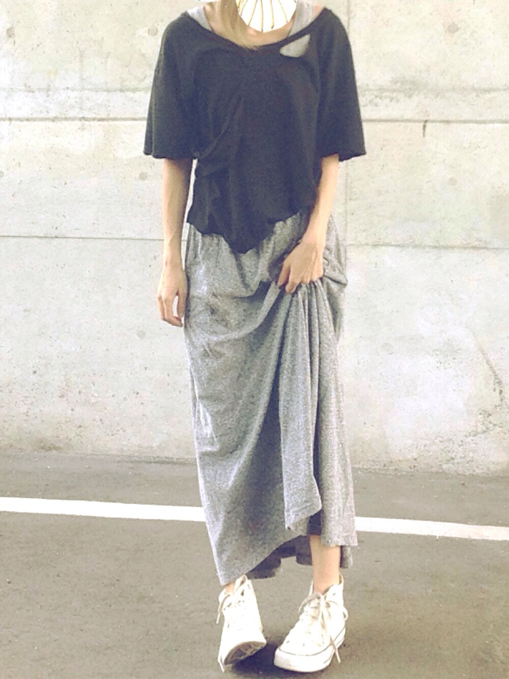 「ショート丈トップス、リラックススタイル、スウェットスカート、ロングスカート、ダメージTシャツ、コンバース」｜「STYLENANDAのアイテム（Tシャツ/カットソー、ブラック系）」を使った、ゆんさん（レディース・158cm）の秋コーディネートの1枚目の写真