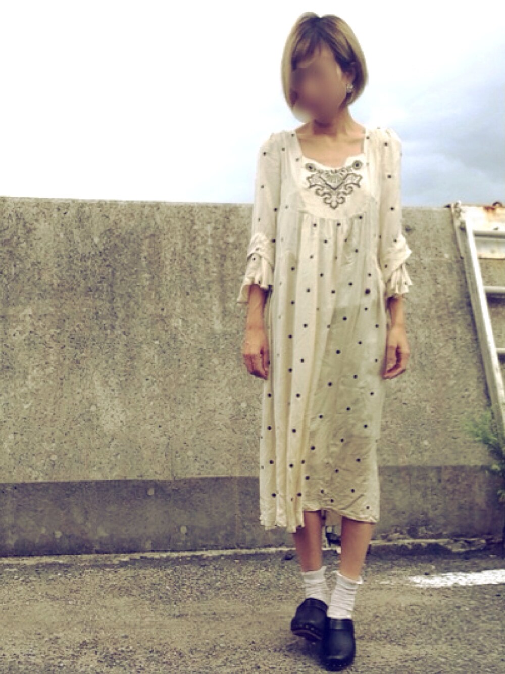 「Aラインワンピース、サボ、くつした×サンダル、デカピアス」｜「ARCHIのアイテム（ワンピース、ベージュ系）」を使った、ゆんさん（レディース・158cm）の秋コーディネートの1枚目の写真