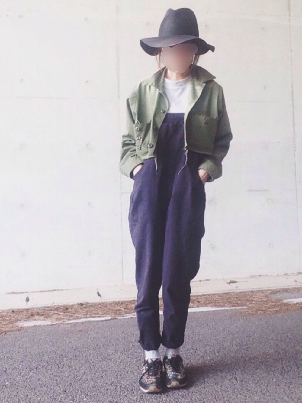 「オーバーオール、ラインソックス、ハット、フェルトハット、くつした×スニーカー、ミリタリージャケット、New Balance」｜「DHOLICのアイテム（スウェット、グレー系）」を使った、ゆんさん（レディース・158cm）の春コーディネートの1枚目の写真