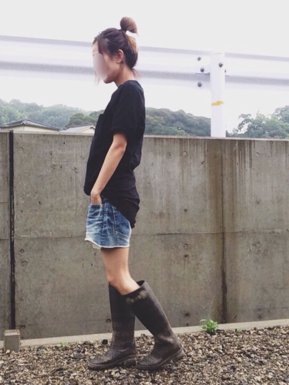 「雨の日コーデ、おだんごヘアー、レインブーツ、ポケットＴシャツ、シンプルコーデ、デニムショートパンツ、無地T」｜「ZARAのアイテム（Tシャツ/カットソー、ブラック系）」を使った、ゆんさん（レディース・158cm）の夏コーディネートの1枚目の写真
