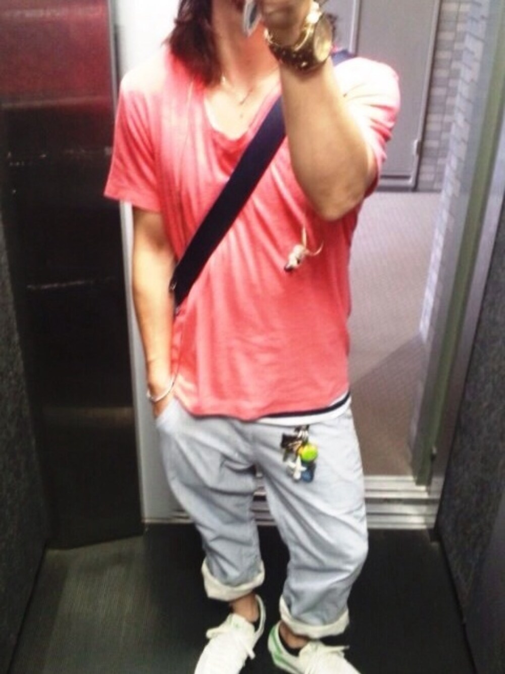 「ピンク、Vネック、BEAMS、ロールアップ、adidas originals、ヒッコリー、AZUL by moussy」｜「AZUL by moussyのスラブ天竺切りっぱVネック半袖T（Tシャツ/カットソー、レッド系）」を使った、tbkさん（メンズ・162cm）の夏コーディネートの1枚目の写真