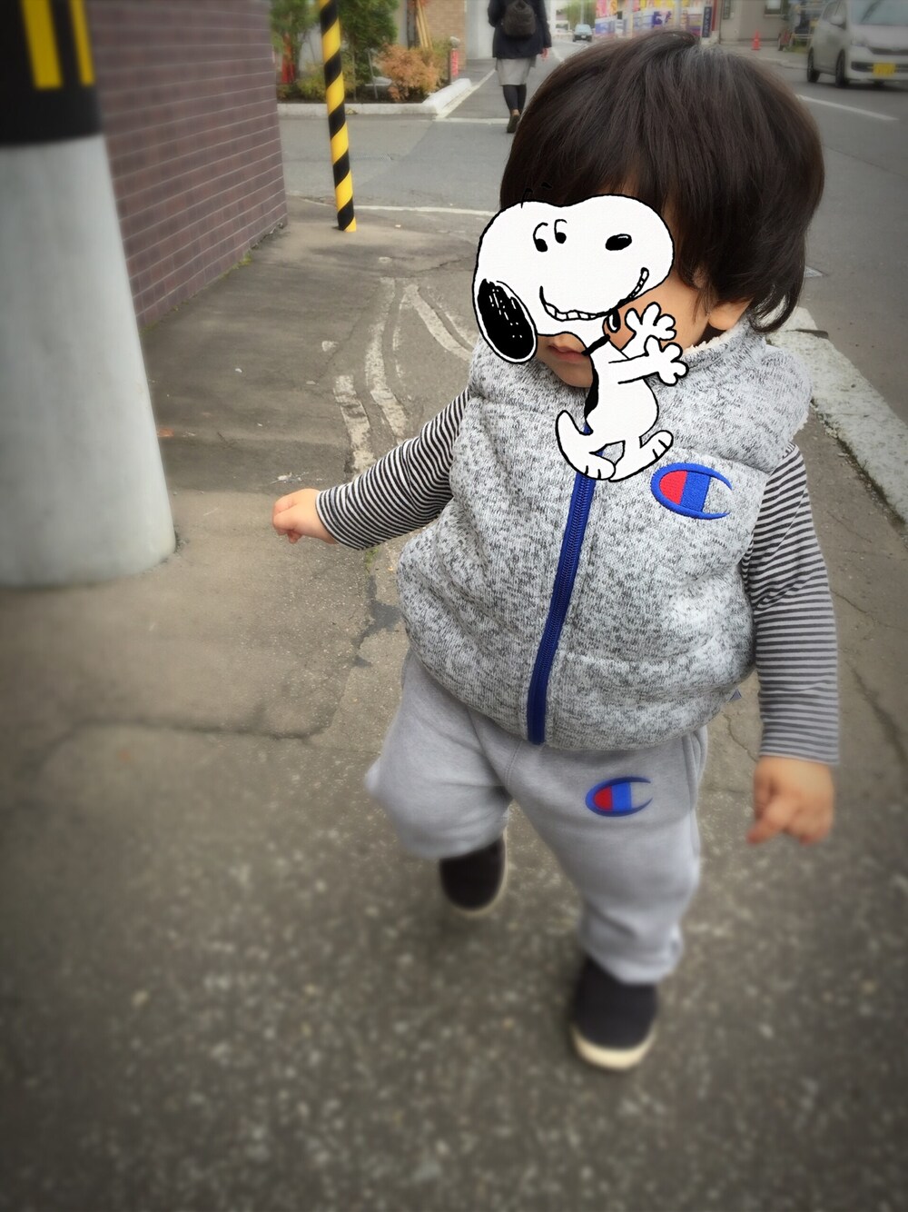 「チャンピオン、スウェット、1歳4カ月、グレー、男の子」｜「Championのアイテム（ダウンベスト、グレー系）」を使った、yukinkoさん（キッズ・80cm）の秋コーディネートの1枚目の写真