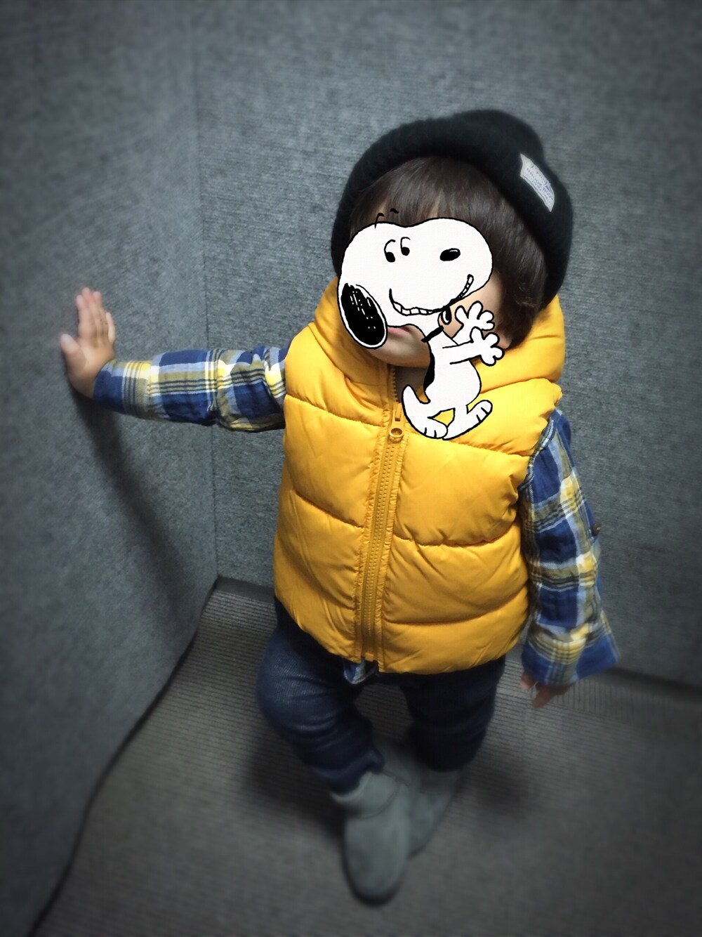 「ダウンベスト、ムートンブーツ、男の子、1歳4カ月」｜「babyGAPのアイテム（ダウンベスト、イエロー系）」を使った、yukinkoさん（キッズ・80cm）の秋コーディネートの1枚目の写真