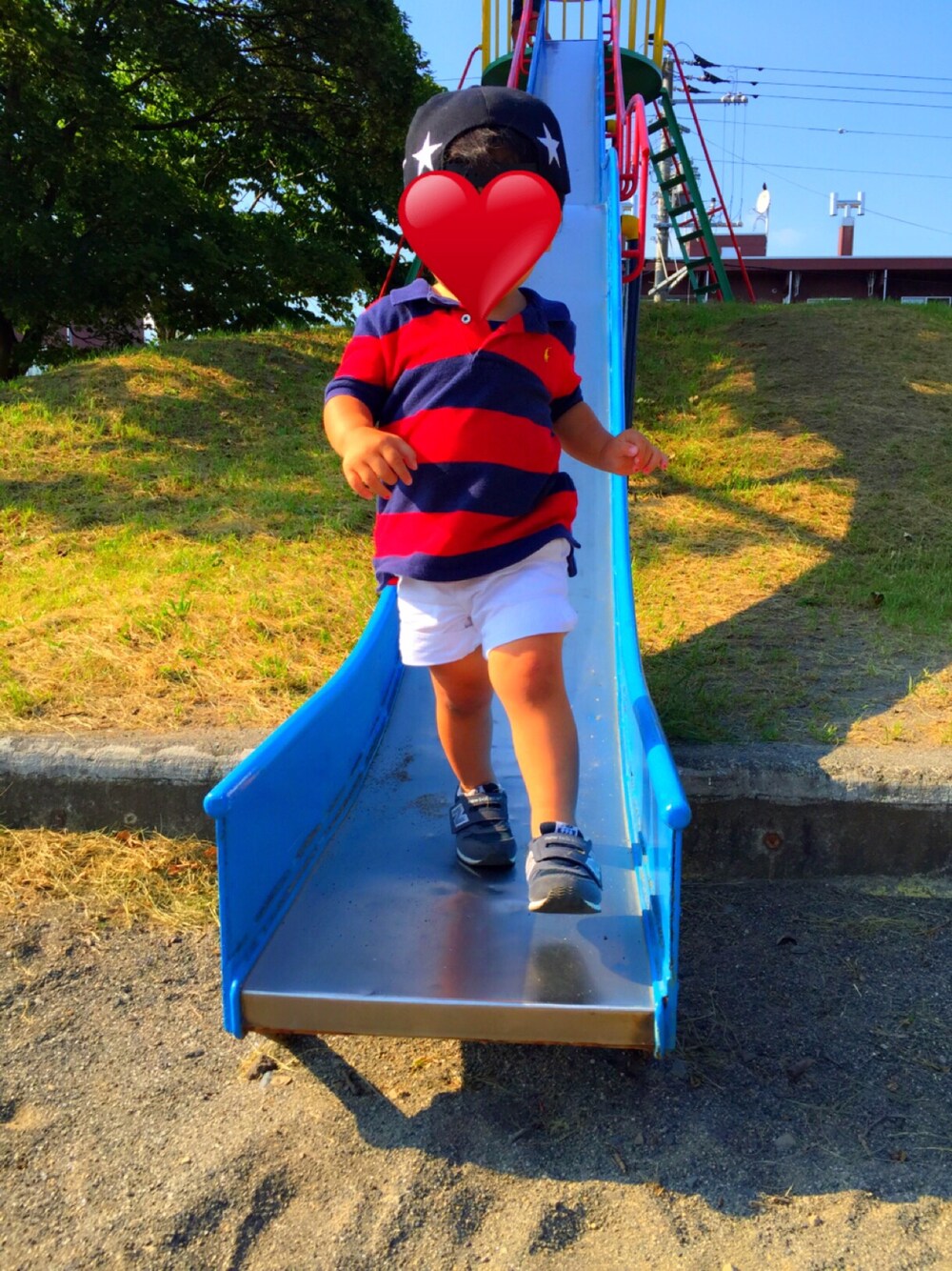 「2才、男の子、お出かけ」｜「no brandのアイテム（キャップ、ブラック系）」を使った、yukinkoさん（キッズ・90cm）の夏コーディネートの1枚目の写真