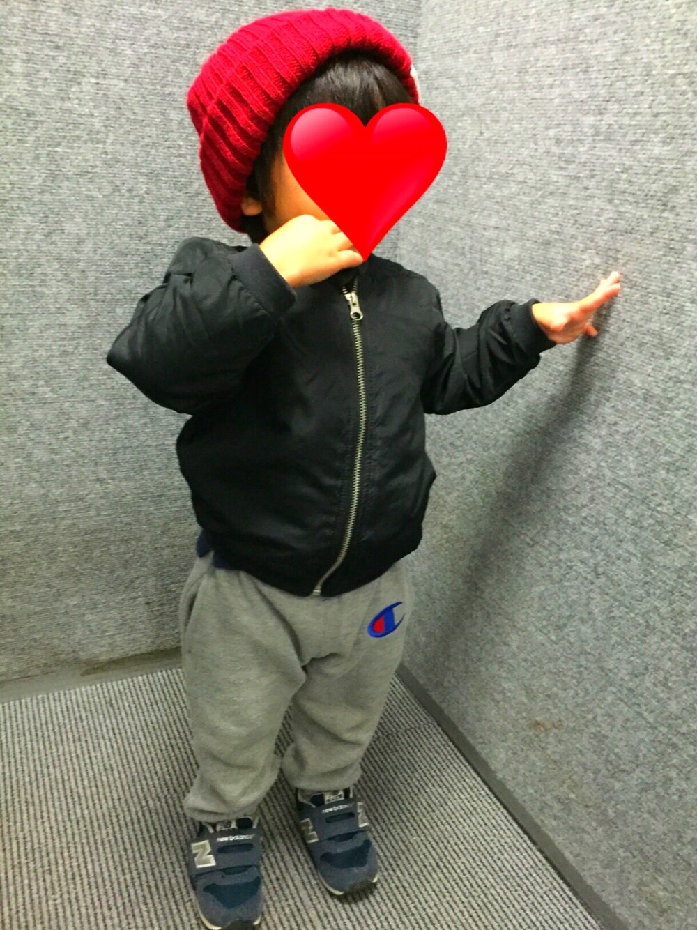 「キッズコーデ、プチプラ、男の子コーデ、2歳4ヶ月」｜「3coinsのアイテム（帽子、レッド系）」を使った、yukinkoさん（キッズ・90cm）の秋コーディネートの1枚目の写真