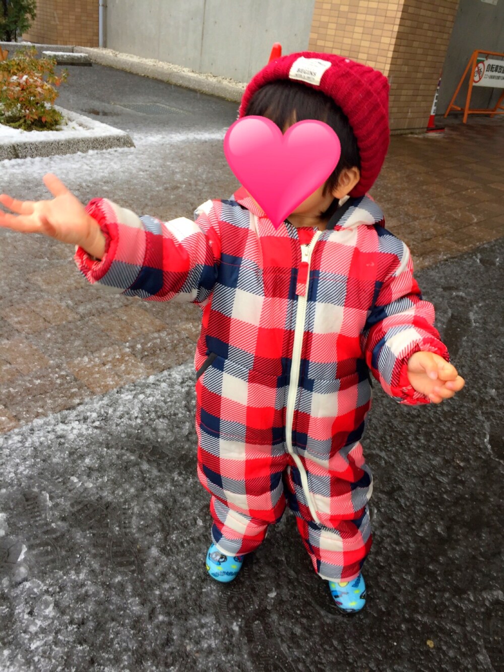 「ゆきあそび、冬、雪、2歳4ヶ月、男の子コーデ」｜「no brandのアイテム（その他、レッド系）」を使った、yukinkoさん（キッズ・90cm）の秋コーディネートの1枚目の写真