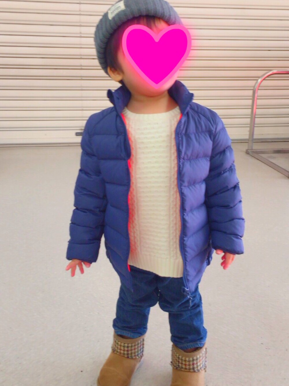 「キッズコーデ、男の子、kidsfashion、白ニット、デニム、プチプラコーデ」｜「3coinsのアイテム（帽子、グレー系）」を使った、yukinkoさん（キッズ・90cm）の冬コーディネートの1枚目の写真