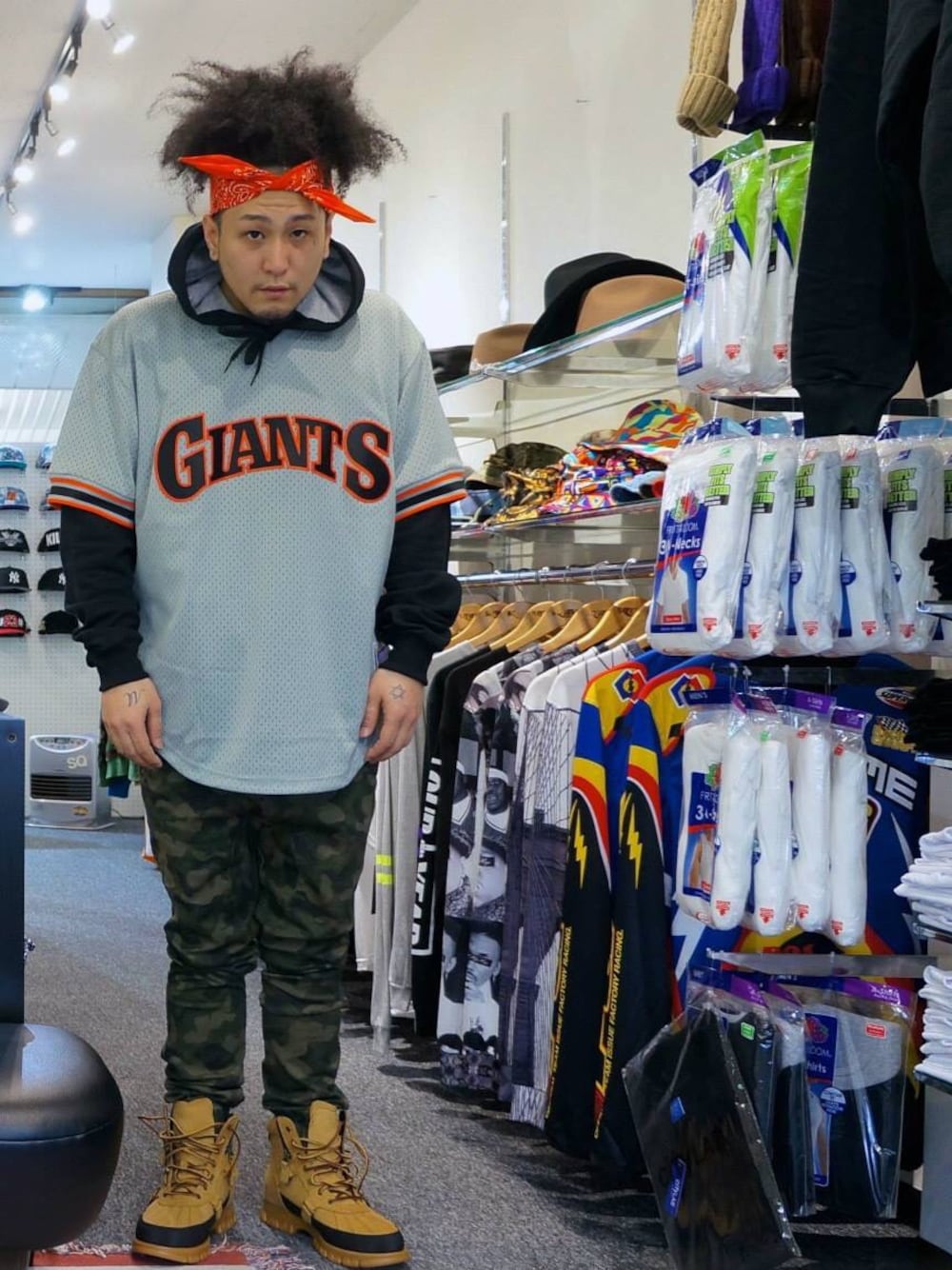 「MITCHELL&NESS、jersey、Champion、ZANEROBE、jogger pants、ジョガーパンツ、Polo Ralph Lauren、Timberland、SQWARE、編み上げブーツ」｜「Mitchell&NessのMITCHELL&NESS MESH BP JERSEY（ジャージ、グレー系）」を使った、SQWAREさん（メンズ・168cm）の秋コーディネートの1枚目の写真