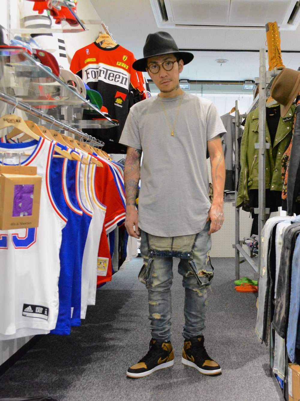 ブルー系のサロペット/オーバーオール、グレー系のTシャツ/カットソー、ゴールド系のスニーカーを着用したメンズの春コーディネートの1枚目の写真