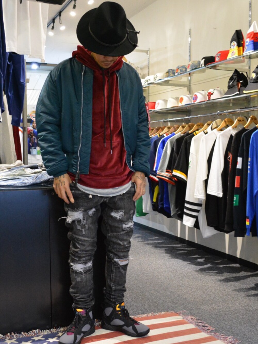 「SQWARE、alpha、alphaindustries、MA-1、elwood、EPTM.、EMBELLISH NYC、Jordan、Bordeaux、クラッシュデニム」｜「OLIVE&PIQUEのアイテム（ハット、ブラック系）」を使った、SQWAREさん（メンズ・174cm）の秋コーディネートの1枚目の写真