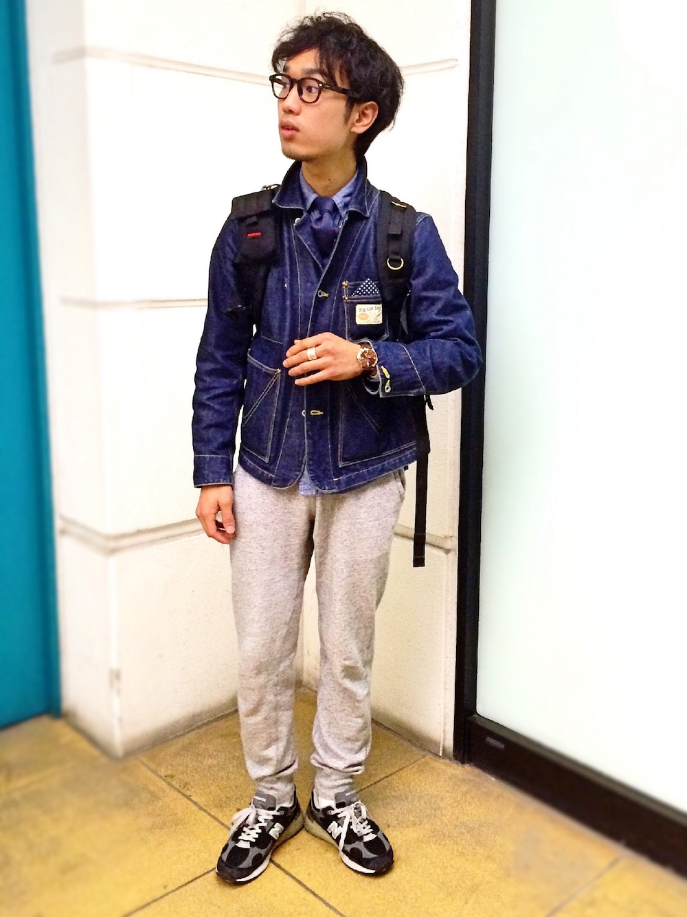 ブルー系のデニムジャケット、ブルー系のシャツ/ブラウス、ブルー系のネクタイを着用したメンズの春コーディネートの1枚目の写真