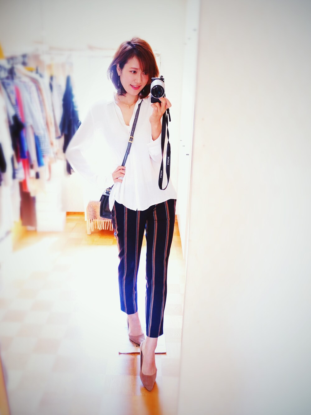 ホワイト系のスニーカー、その他のその他、その他のその他を着用したレディースの秋コーディネートの1枚目の写真