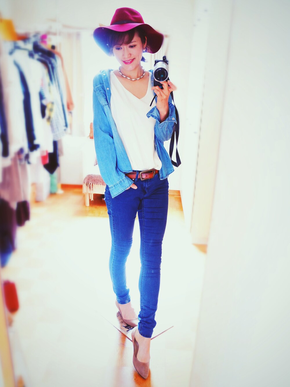 その他のパンプス、パープル系のハット、ホワイト系のピアス（両耳用）を着用したレディースの秋コーディネートの1枚目の写真