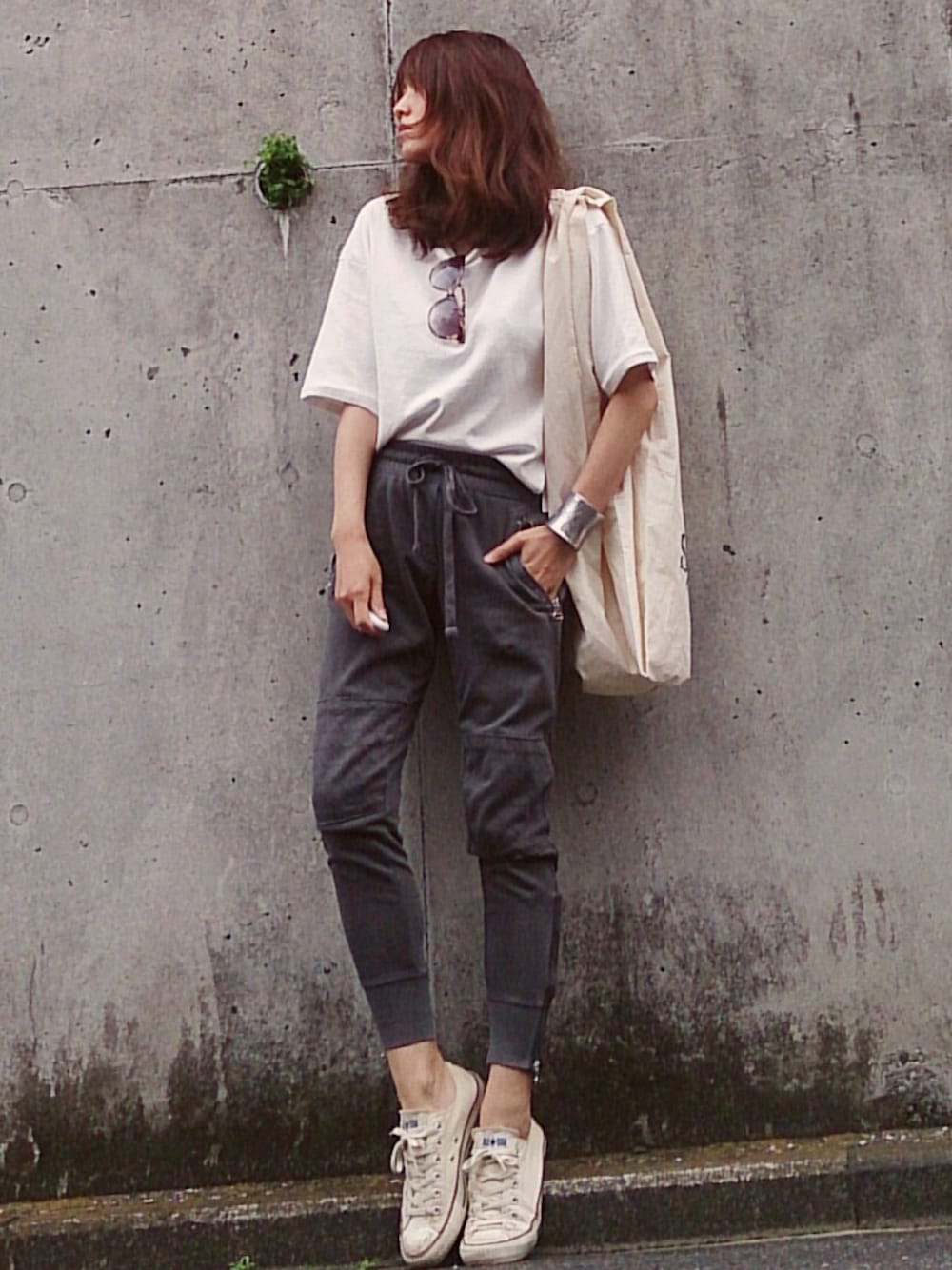 「白トップス、白Tシャツ、スウェットパンツ、公園スタイル、楽チンコーデ、シンプルコーデ、サングラス」｜「UNIQLOのサングラス（ファッション雑貨、ブラウン系）」を使った、金子三記(miki)さん（レディース・170cm）の夏コーディネートの1枚目の写真