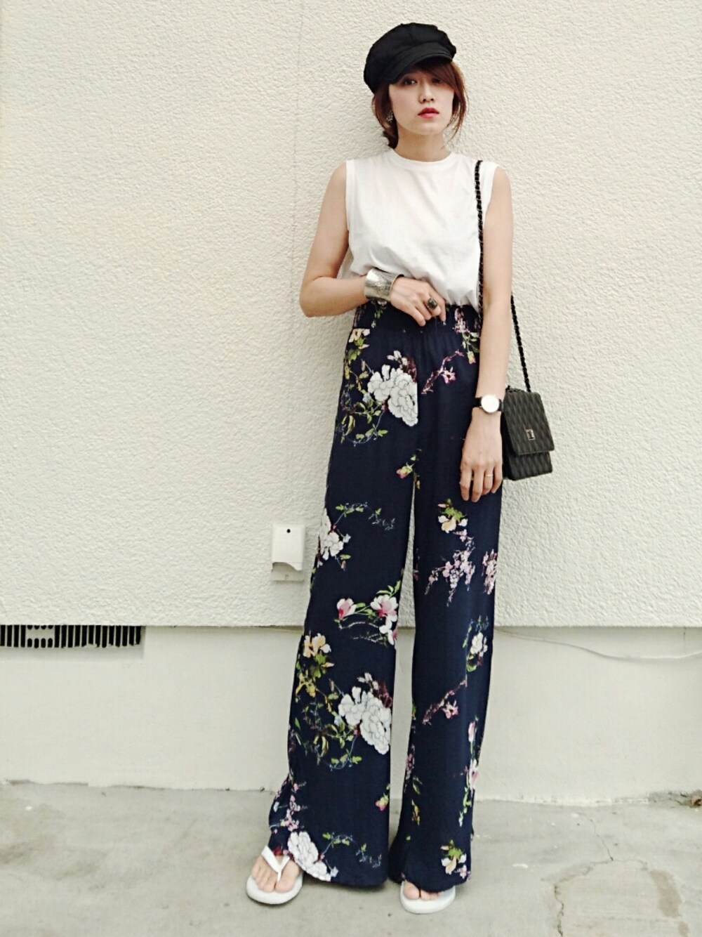 ホワイト系のTシャツ/カットソー、ブルー系のその他パンツ、ホワイト系のサンダルを着用したレディースの夏コーディネートの1枚目の写真