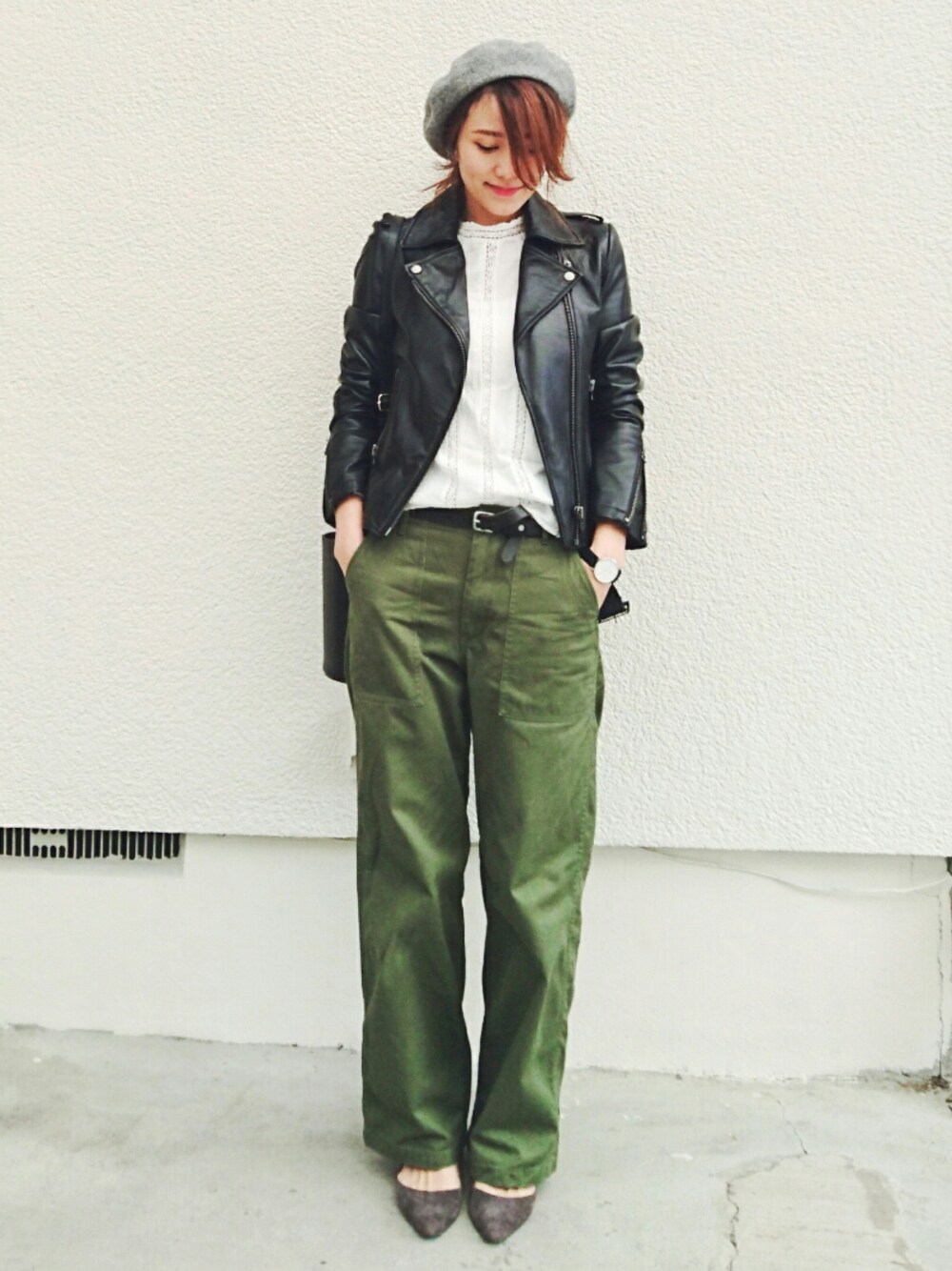 ブラック系のショルダーバッグ、ホワイト系のシャツ/ブラウス、ブラック系のライダースジャケットを着用したレディースの秋コーディネートの1枚目の写真