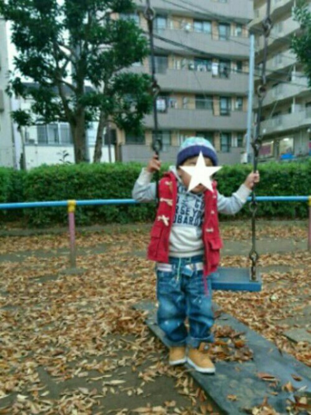 「DENIM DUNGAREEのアイテム（パーカー、ホワイト系）」を使った、mioさん（キッズ・90cm）の秋コーディネートの1枚目の写真