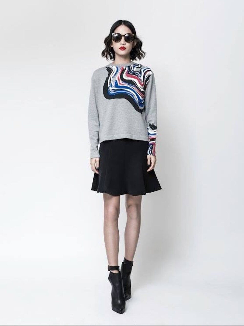 「camilla and marc、candm、sweatshirt、skirt、miista、shoes、KAREN WALKER、Sunglasses」｜「CAMILLA AND MARCのアイテム（スウェット、グレー系）」を使った、Vincentさん（レディース・170cm）の秋コーディネートの1枚目の写真