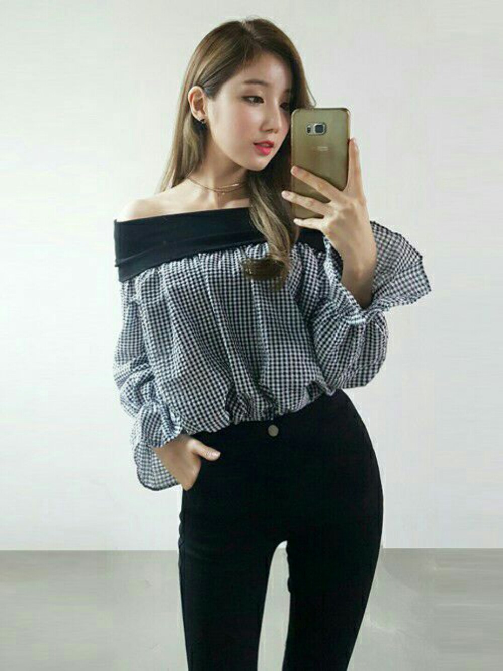 ブラック系のニット/セーターを着用したレディースの秋コーディネートの1枚目の写真