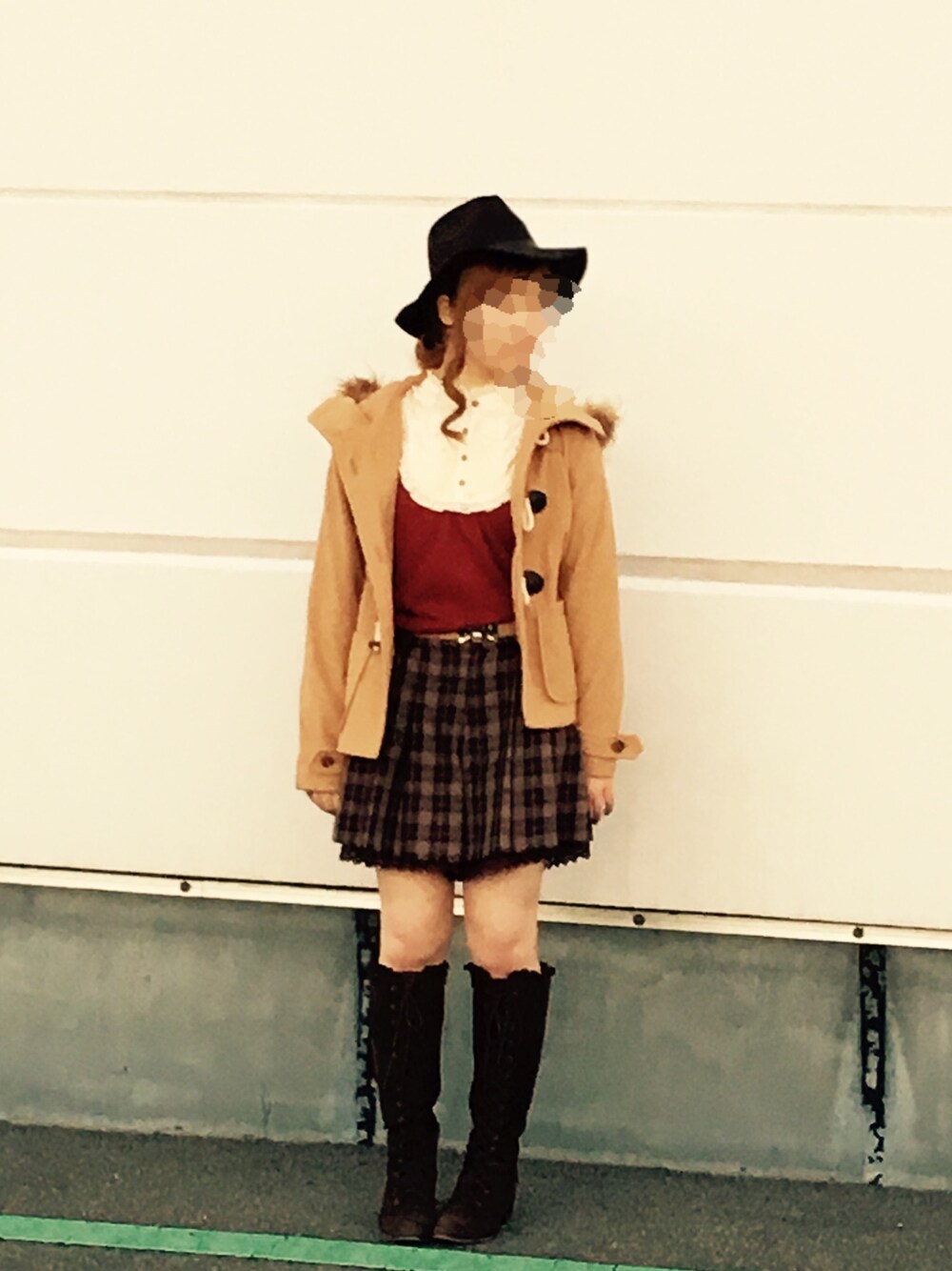 「emsexcite、axes femme、つばひろハット、クルクルヘアー」｜「ems exciteのアイテム（ハット、ブラウン系）」を使った、チロルさん（レディース・156cm）の冬コーディネートの1枚目の写真