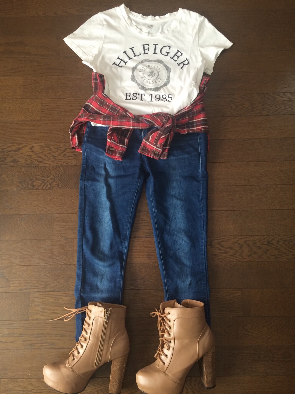 ブルー系のデニムパンツ、ブラウン系のブーツを着用したレディースの秋コーディネートの1枚目の写真