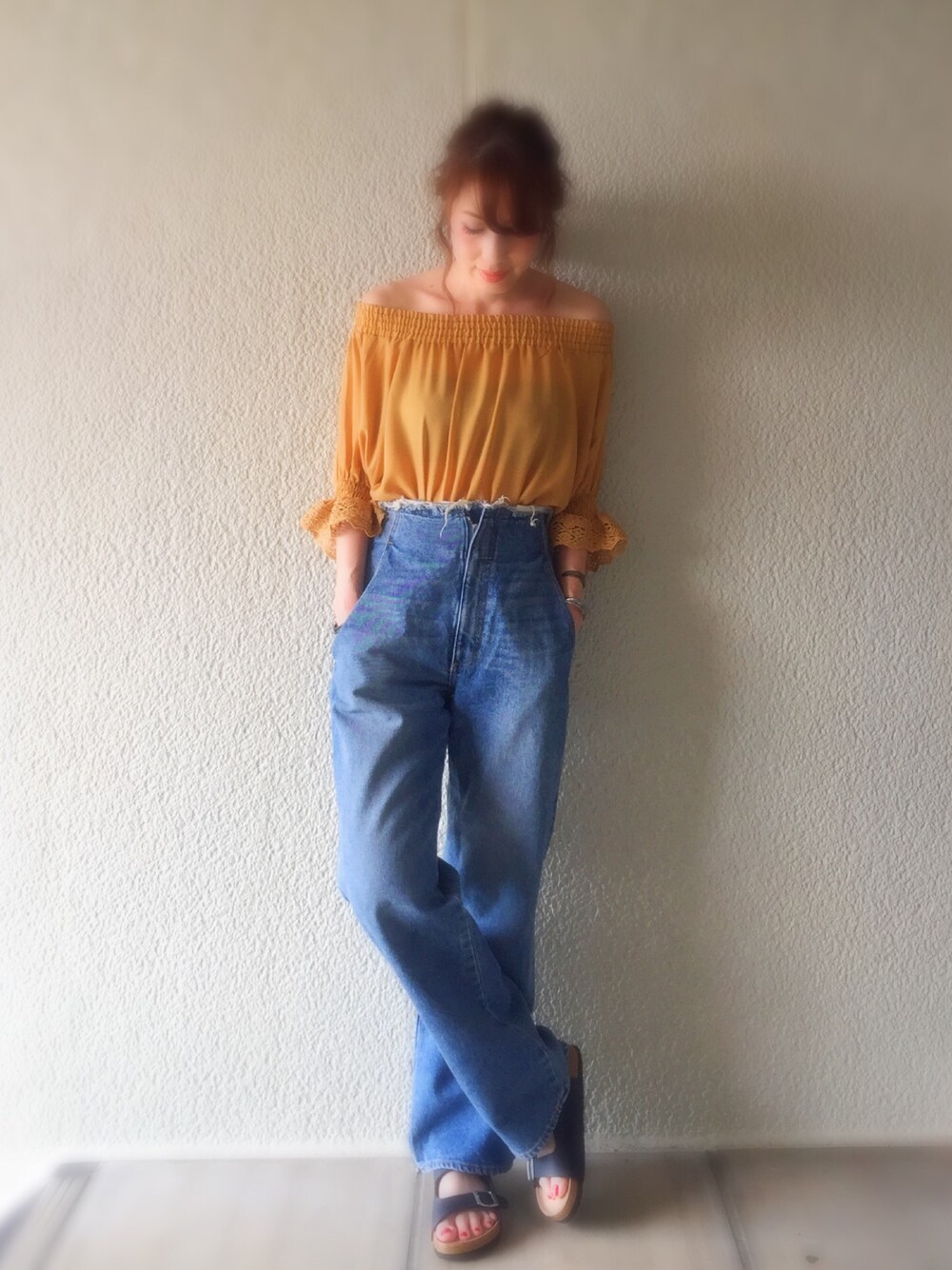ベージュ系のシャツ/ブラウス、ブルー系のデニムパンツ、ブラック系のサンダルを着用したレディースの春コーディネートの1枚目の写真