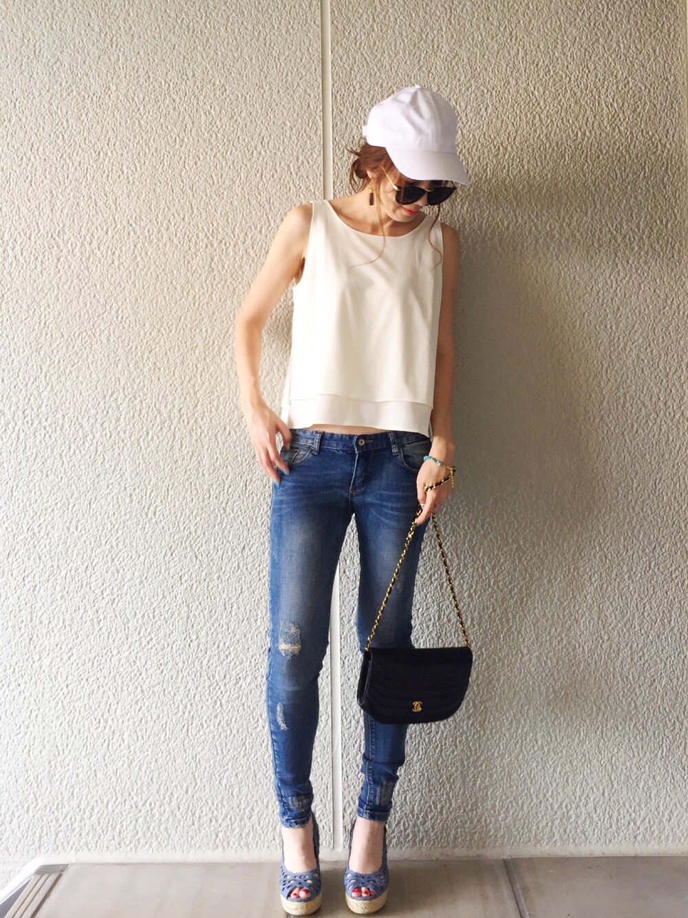 「キャップ、ドラフトRA、デニム、大人カジュアル、outfit、プチプラ、シンプル、夏コーデ、サンダル、クラッシュデニム」｜「no brandのローキャップ（キャップ、ホワイト系）」を使った、MISATO さん（レディース・161cm）の夏コーディネートの1枚目の写真