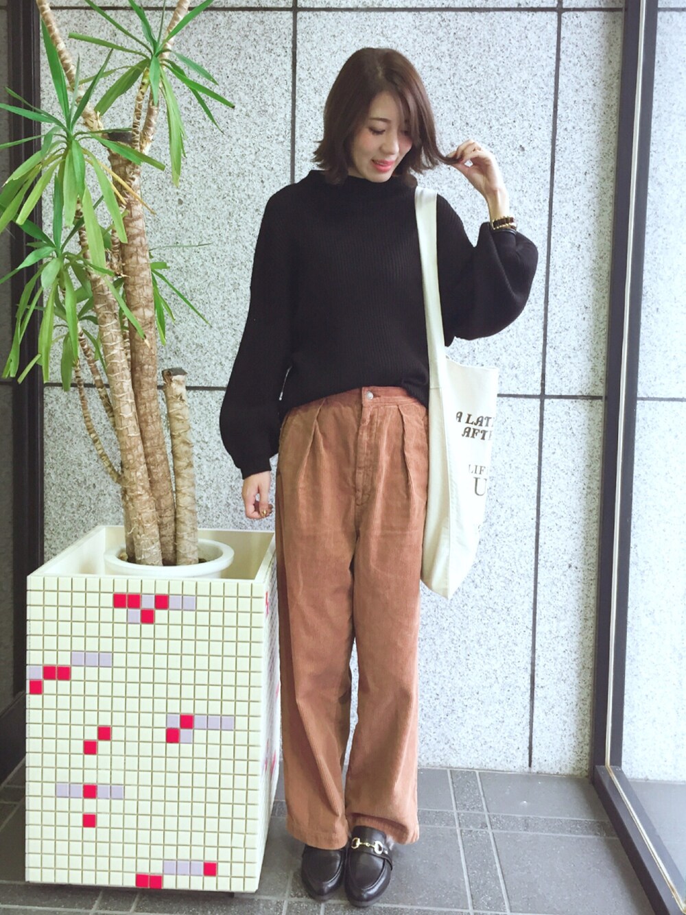 「秋コーデ、バルーンスリーブ、ボートネック、コーデュロイパンツ、バブーシュ、ニット、大人カジュアル、トートバッグ、ゆるコーデ、秋カラー」｜「PAGEBOYのボリューム袖ボトルネック（ニット/セーター、ブラック系）」を使った、MISATO さん（レディース・161cm）の秋コーディネートの1枚目の写真