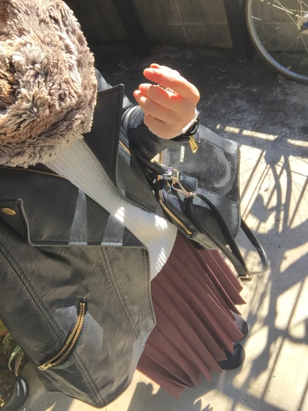 「ゆるコーデ、ニット、ライダース、ムートンブーツ、カジュアルコーデ」｜「LEPSIMのフェイクレザーキリカエライダース　548074（ライダースジャケット、ブラック系）」を使った、makikoさん（レディース・158cm）の冬コーディネートの1枚目の写真