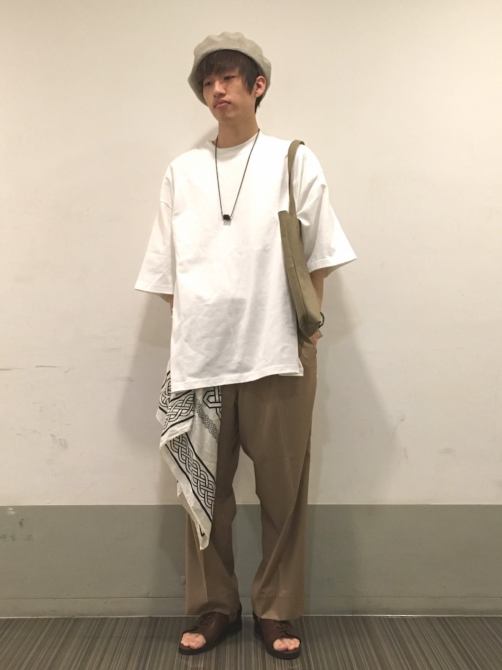 「カジュアル、ビックシルエット、ワイドパンツ、ベージュ、ベレー帽、サンダル、HARE、ホワイト、ネックレス、トートバッグ」｜「HAREのULTRA BIGカットソー(HARE)（Tシャツ/カットソー、ホワイト系）」を使った、HARE ルミネスト店 Aoyamaさん（メンズ・178cm）の春コーディネートの1枚目の写真