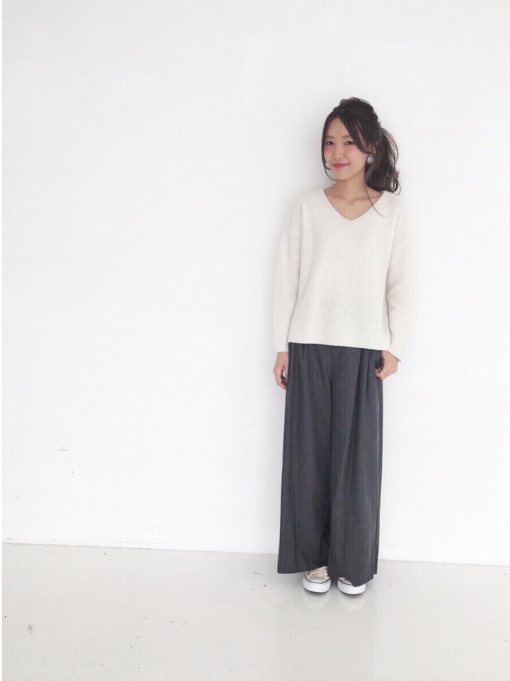 「Another Edition、アナザーエディション、秋コーデ、秋冬、スニーカー、コンバース、ootd、ラフ、大人カジュアル」｜「Another Editionの【予約】アゼVネックニットプルオーバー/ AEBC　W/NアゼVPO（ニット/セーター、ホワイト系）」を使った、tomiiiiiさん（レディース・164cm）の秋コーディネートの1枚目の写真