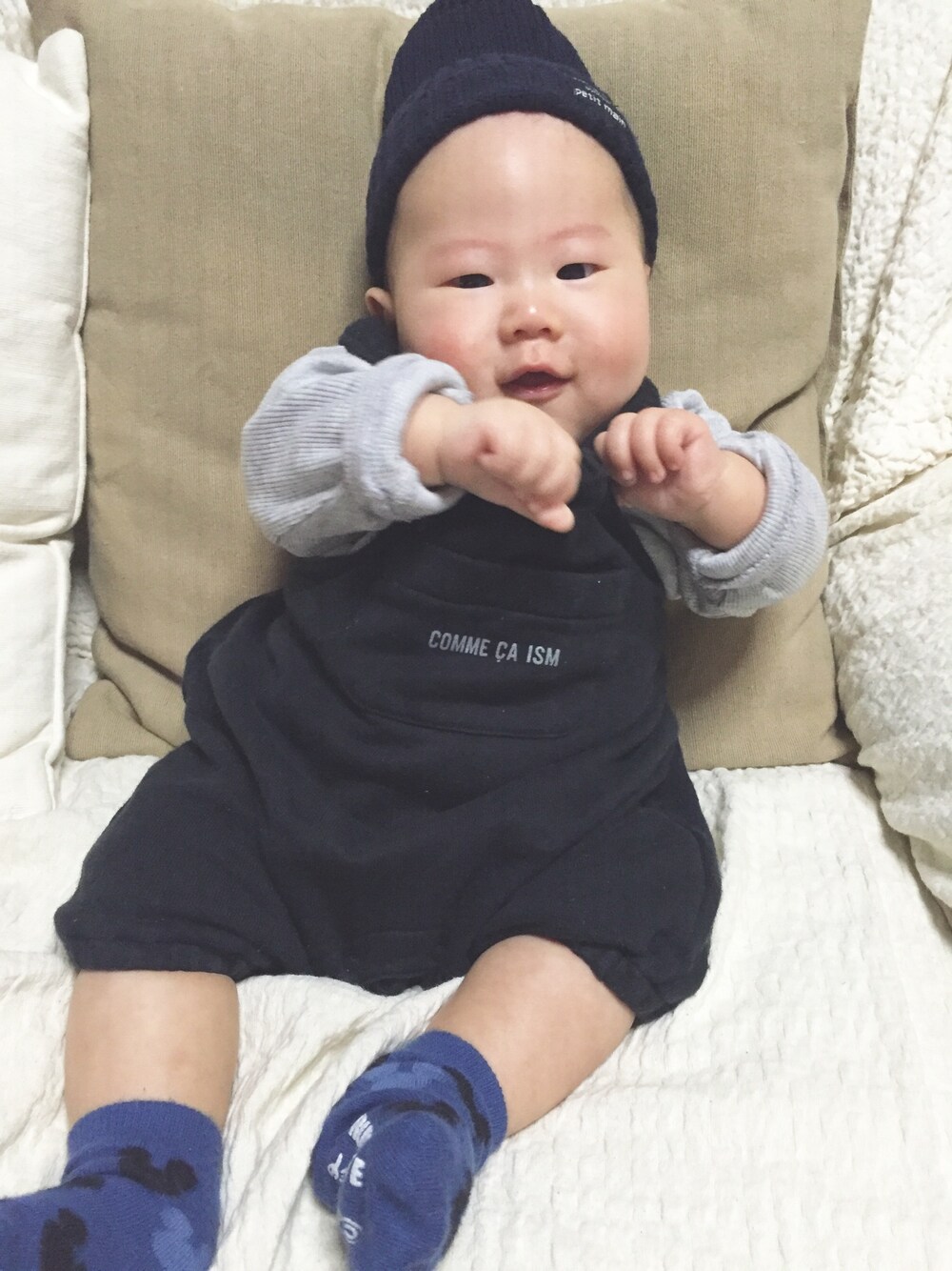 「おとこのこ、男の子、０歳、ベビー、baby、3ヶ月、ニット帽、サロペット」｜「COMME CA ISMのアイテム（サロペット/オーバーオール、ブラック系）」を使った、asahiさん（キッズ・60cm）の冬コーディネートの1枚目の写真