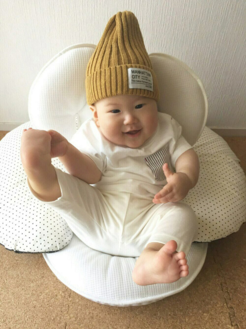 ホワイト系のTシャツ/カットソー、ホワイト系のレギンス/スパッツ、イエロー系のニットキャップ/ビーニーを着用したキッズの春コーディネートの1枚目の写真