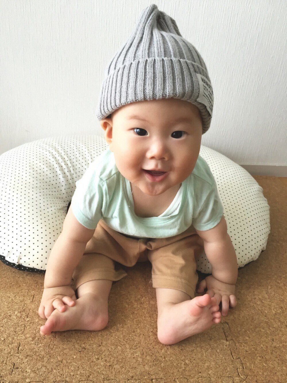「おとこのこ、男の子、赤ちゃん、０歳、6ヶ月、シンプル、ニット帽」｜「しまむらのアイテム（ニットキャップ/ビーニー、グレー系）」を使った、asahiさん（キッズ・60cm）の夏コーディネートの1枚目の写真