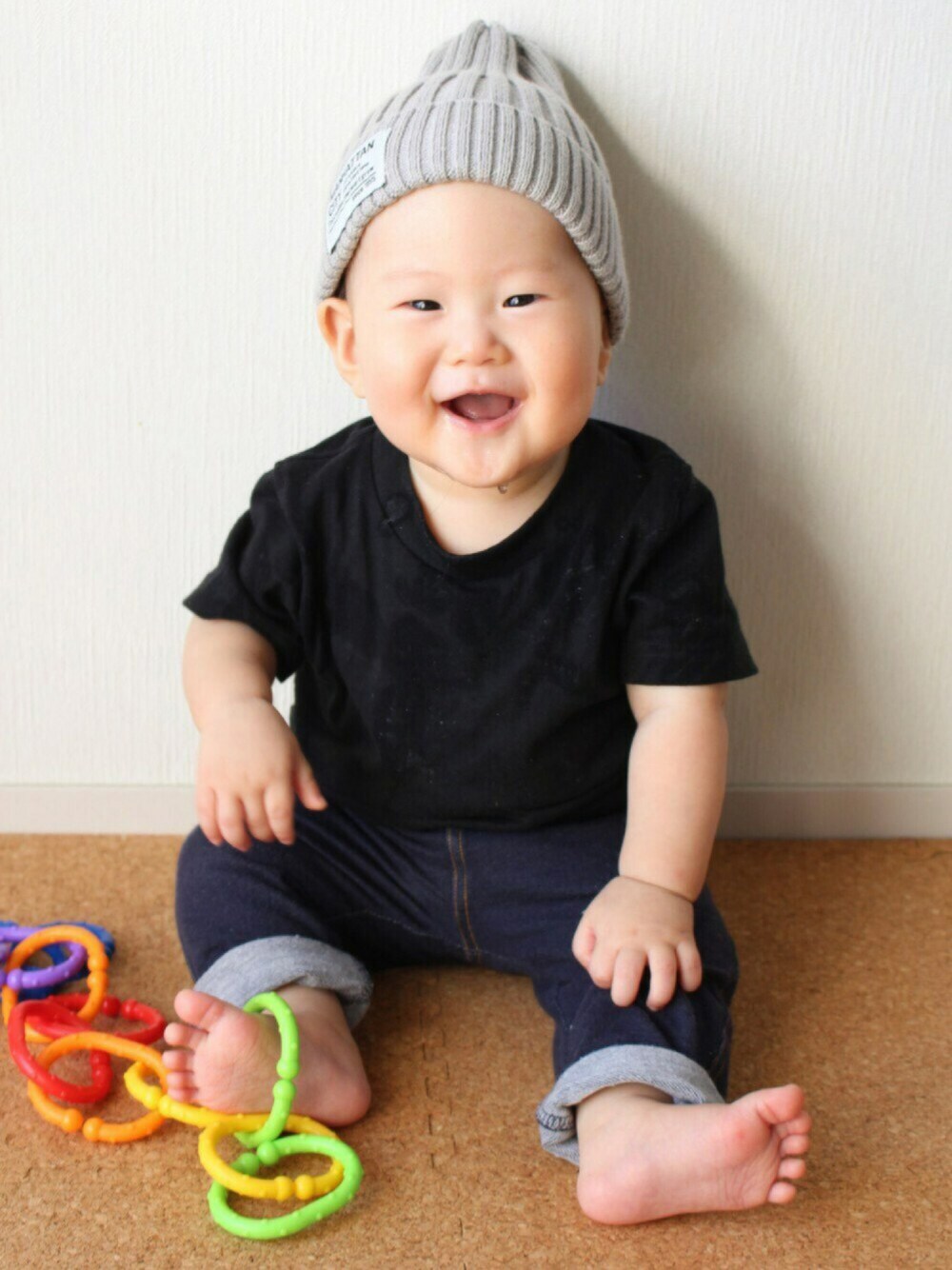 「おとこのこ、男の子、赤ちゃん、０歳、7ヶ月、夏、ニット帽、無地T、リンクコーデ」｜「しまむらのアイテム（ニットキャップ/ビーニー、グレー系）」を使った、asahiさん（キッズ・60cm）の夏コーディネートの1枚目の写真