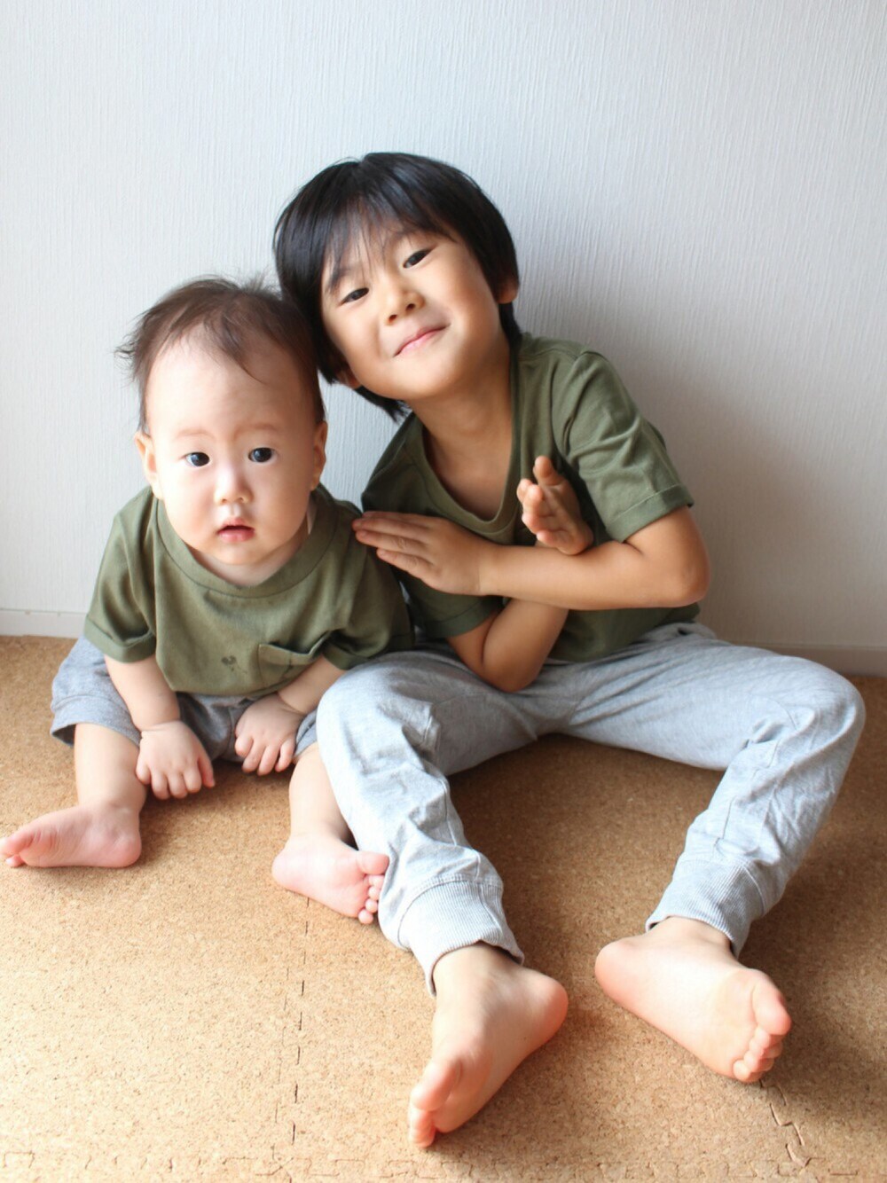 「おとこのこ、男の子、赤ちゃん、０歳、8ヶ月、6歳、兄弟コーディネート、リンクコーデ、ポケットＴシャツ」｜「GLOBAL WORKのキッズ【吸水速乾】ベーシックＴ半袖/709002（Tシャツ/カットソー、グリーン系）」を使った、asahiさん（キッズ・60cm）の夏コーディネートの1枚目の写真