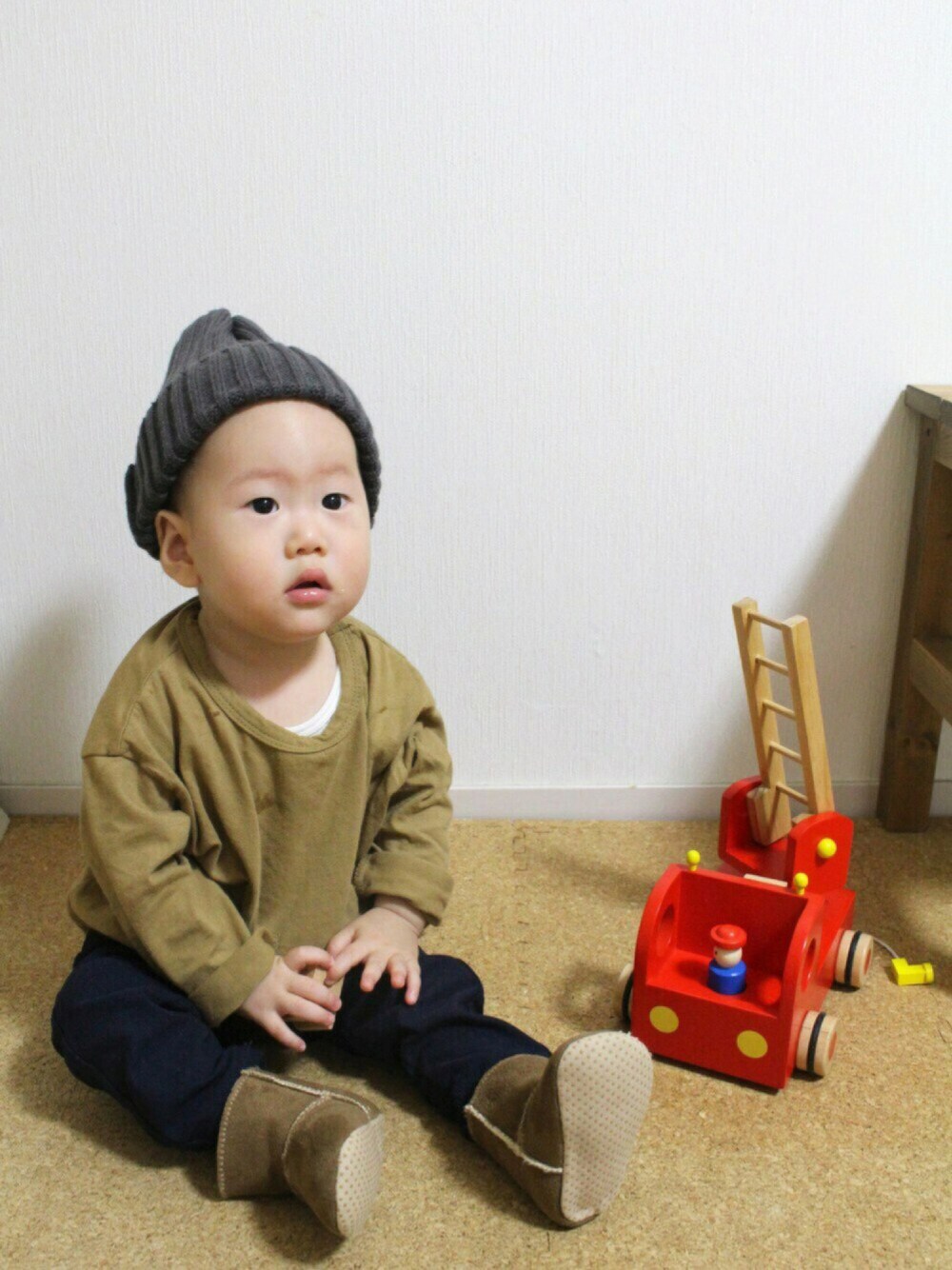 「おとこのこ、男の子、赤ちゃん、０歳、11ヶ月、秋コーデ、ゆるコーデ、ニット帽、ブーツ、monmimi」｜「monmimiのアイテム（ニットキャップ/ビーニー、グレー系）」を使った、asahiさん（キッズ・70cm）の秋コーディネートの1枚目の写真
