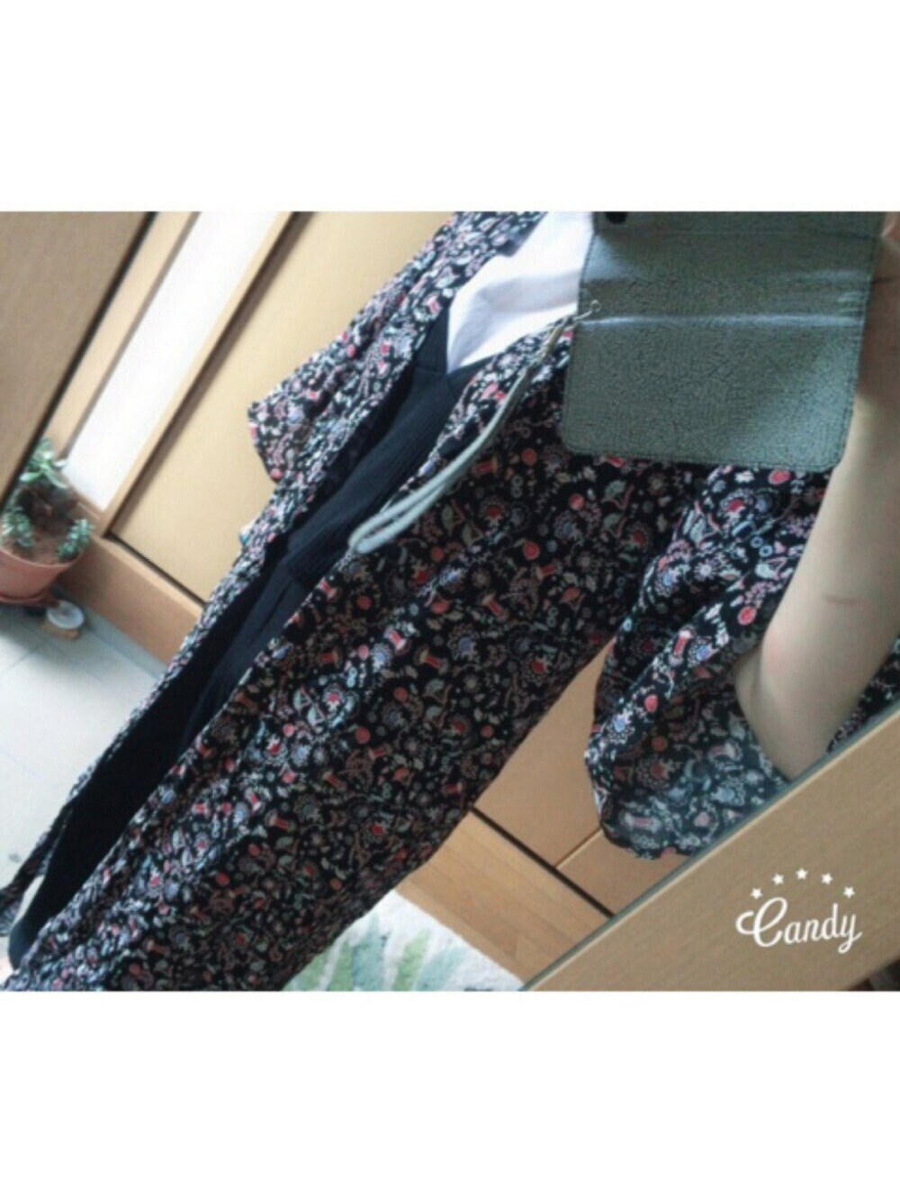 ホワイト系のTシャツ/カットソー、ブラック系のキャミソール、ブラック系のその他パンツを着用したレディースの夏コーディネートの1枚目の写真