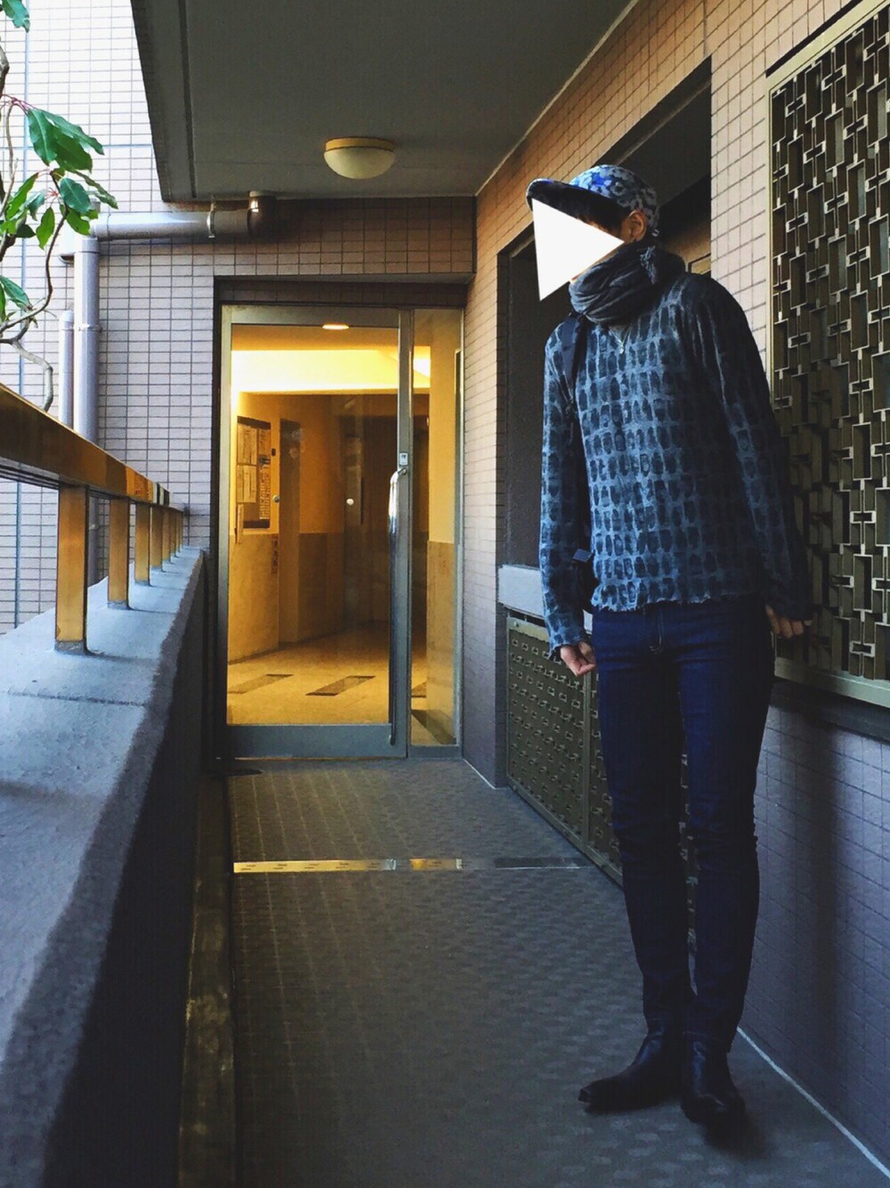 「カジュアルコーデ、春コーデ、デニムパンツ、シンプル、サイドゴアブーツ、ブーツ、ニット、キャップ、モノトーン」｜「COMME des GARCONS HOMME PLUSのアイテム（ニット/セーター、グレー系）」を使った、とりかごさん（メンズ・180cm）の冬コーディネートの1枚目の写真