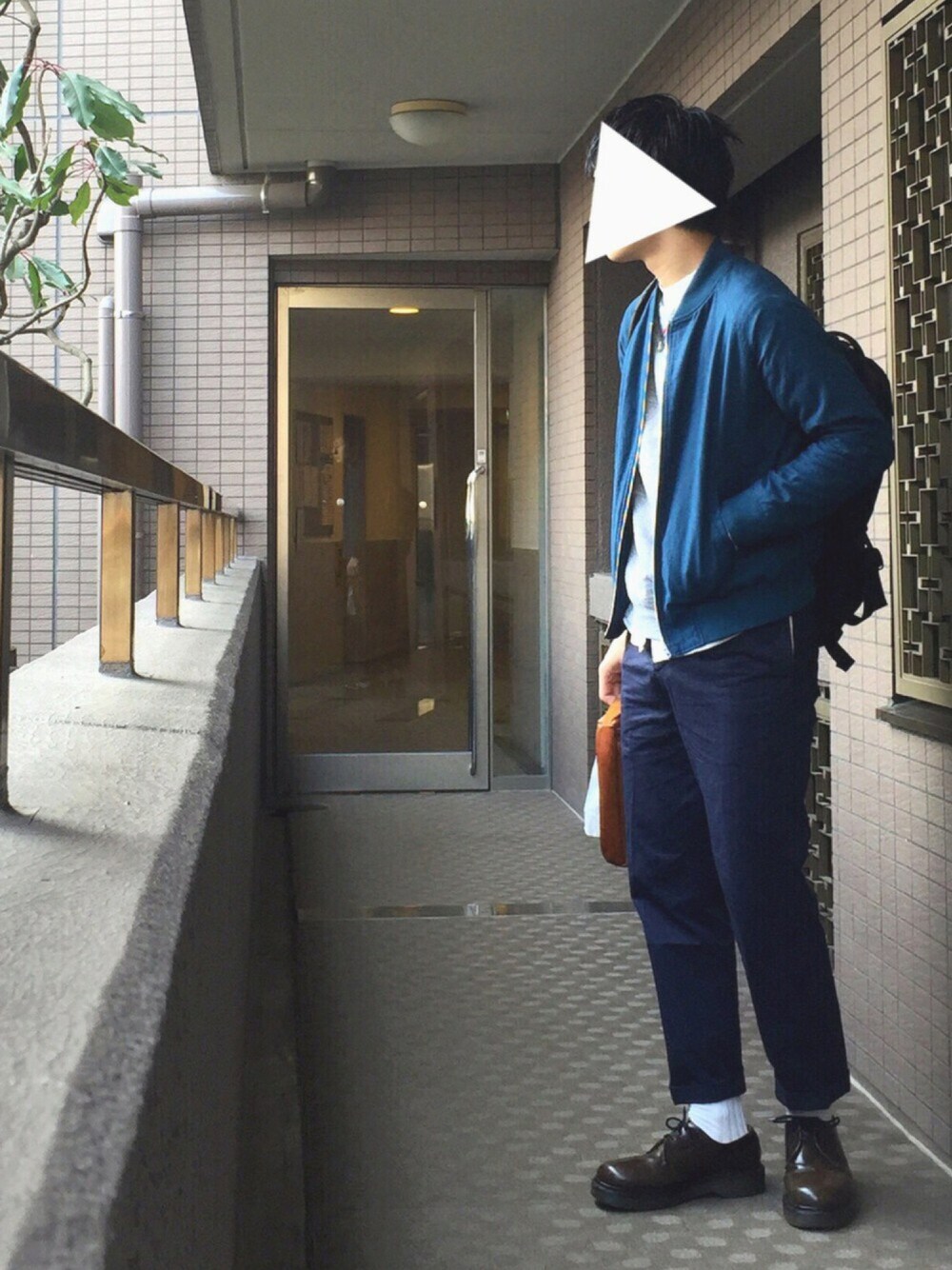 「春、シンプルコーデ、ブルー、スウェット、ブルゾン、ティッシュ、花粉症、ドラフトUR」｜「URBAN RESEARCHのアイテム（ブルゾン、ブルー系）」を使った、とりかごさん（メンズ・180cm）の冬コーディネートの1枚目の写真