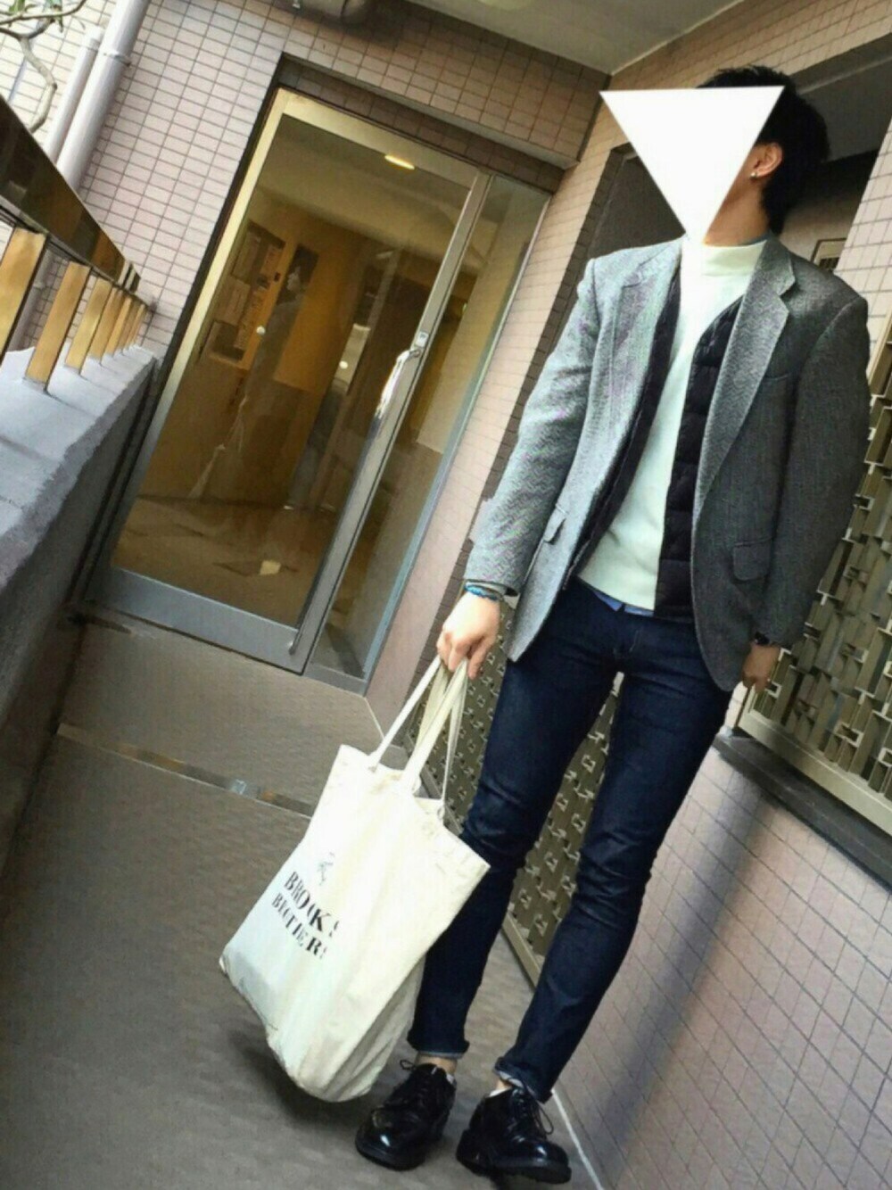 「きれいめカジュアル、シンプル、UNIQLO、春、スキニーデニム、ハイネック、革靴、モノトーン、冬、ドラフトUR」｜「LAND'S ENDのアイテム（テーラードジャケット、グレー系）」を使った、とりかごさん（メンズ・180cm）の冬コーディネートの1枚目の写真